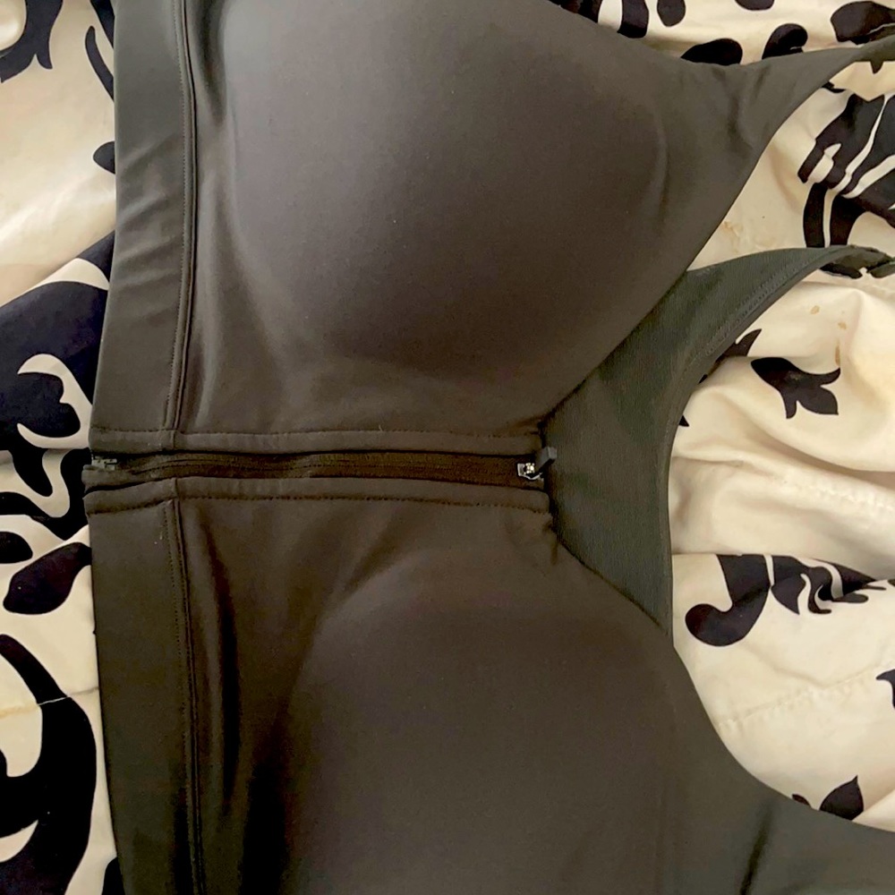 Never worn 40dd sports bra from old navy
